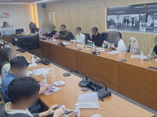■ 프로그램명: 아이들과 환경을 위한 장난감순환활동&nbsp;■ 협력 파트너: 한화생명, 월드비전■ 활동 일시: 2024년 11월&nbsp;■ 활동 대상: 한화생명 임직원■ 활동 내용: 장난감 소독 / 장난감분해 / 업사이클링 키링만들기코끼리공장으로 기부된 장난감들은 분류, 수리 및 소독과정을 거쳐 나눔되는데요,이 날 소독작업이 진행된 장난감들은 코끼리공장의 분류, 수리과정을 거친나눔 직전의 장난감들이랍니다.한화생명 임직원분들의 따뜻한 손길로 꼼꼼하게 소독되는 장난감들!장난감 소독 후에는 장난감 분해작업이 이어집니다!나눔이 어려운 장난감들은 분해작업을 통해 다시 쓰고, 새로운 물건으로 재탄생됩니다.분해 작업후 나온 장난감 부품들과 장난감 플라스틱은&nbsp;종류별로, 색상별로 나눠 담아주세요!뚝딱뚝딱! 드라이버로 나사를 하나씩 분리하면장난감의 내부를 볼 수 있답니다.장난감 분해에 열중하는 한화생명 임직원분들의 모습!분해작업이 끝난 후에는 업사이클링 키링 만들기 체험이 진행되었습니다.분해되어 나온 장난감 폐플라스틱으로 만든 폐플라스틱 플레이크!이 플레이크와 레진을 활용해 나만의 업사이클링 키링을 만들어요.오늘 프로그램 중 가장 고심하셨을 시간이라고 생각됩니다.&nbsp;알록달록 예쁘게 완성된 업사이클링 키링!
