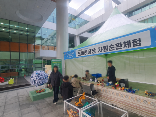 ■ 프로그램명: 코끼리공장 자원순환체험■ 행사명: 울주선바위도서관 개관10주년■ 활동 일시: 2024년 11월■ 활동 장소: 울주선바위도서관■ 활동 내용: 장난감기부 및 교환 / 지구에게 편지쓰기 / 장난감 정크아트 전시&nbsp;\&nbsp;이번 행사에서는 많은 시민분들과 함께 장난감순환활동의 의미를 나누는 시간을 가졌습니다.코끼리공장은 행사 현장에서 장난감순환 체험 프로그램과 환경 캠페인 부스를 운영하며,사용하지 않는 장난감이 새로운 자원으로 다시 활용되는 과정을 소개했습니다.특히 아이들과 가족 단위 참여자들이 직접 장난감 기부 및 교환 활동, 정크아트 전시 관람, 지구에게 편지 쓰기에 참여하며자원순환과 환경 보호의 중요성을 자연스럽게 경험할 수 있었습니다.행사에 참여해 주신 많은 분들의 관심과 참여 덕분에장난감의 새로운 가치를 함께 만들어가는 뜻깊은 시간이 되었습니다.앞으로도 코끼리공장은 장난감순환활동을 통해아이들과 환경이 함께 웃을 수 있는 지속 가능한 문화를 만들어가겠습니다.※ 코끼리공장과 함께 행사 운영 및 ESG·환경 캠페인 협업을 희망하는 기업/기관은 언제든 문의해 주시기 바랍니다.전화문의 : 1661-7240홈페이지 :&nbsp;사업협력요청 | 코끼리공장이메일 : kogongjang@naver.com