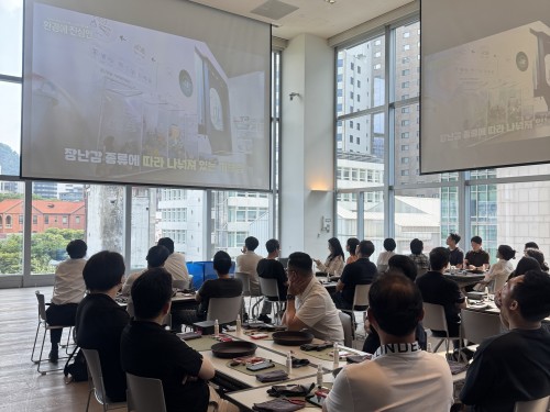 ■ 프로그램명: 장난감 순환■ 협력 파트너: 대신증권■ 활동 일시: 2026년 7월&nbsp;■ 활동 대상:&nbsp;대신증권 임직원 60명■ 활동 내용: 장난감 소독 / 장난감 분해 / 업사이클링 키링 만들기안녕하세요! 코끼리공장입니다.얼마 전, 대신증권 임직원 여러분과 함께&nbsp;장난감 순환 봉사활동을 진행하고 돌아왔습니다.&nbsp;대신증권 임직원분들과 함께한장난감 순환 현장 모습을 공개합니다.&nbsp;가장 먼저 진행된 장난감 순환 교육 입니다.코끼리공장의 장난감이 어떻게 순환되는지,또 어떤 사회적가치를 실현하는지를 알려드리는 시간입니다.&nbsp;이어 장난감을 소독하는 시간을 가졌습니다.소독해주시는 장난감들은장난감이 필요한 아이들에게 선물로 돌아갑니다.&nbsp;뚝딱뚝딱장난감 분해시간입니다.재사용이 어려운 장난감들은 분해작업을 통해새롭게 재탄생됩니다.장난감 부품은 다른 장난감을 고치는 데 사용되고,장난감 플라스틱은 새로운 물건으로 다시 태어납니다.겉으로는 단순해보이는 장난감이지만,이렇게 열어보면 다양한 부품들이 숨겨져있답니다.&nbsp;장난감 폐플라스틱으로 만든코끼리공장만의 업사이클링 파츠입니다.업사이클링 파츠를 만들기만해도장난감 순환에 동참 완료!어떤 디자인으로 만들지 생각만해도 재밌는업사이클링 키링만들기!많은 분들이 좋아하는 프로그램 중 하나랍니다.&nbsp;